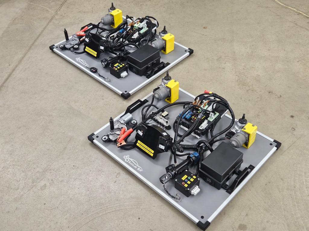 Deux panneaux didactiques d'essuie-glace réseau de Ford Focus 2012 conçu sur mesure par Autolab B.P.