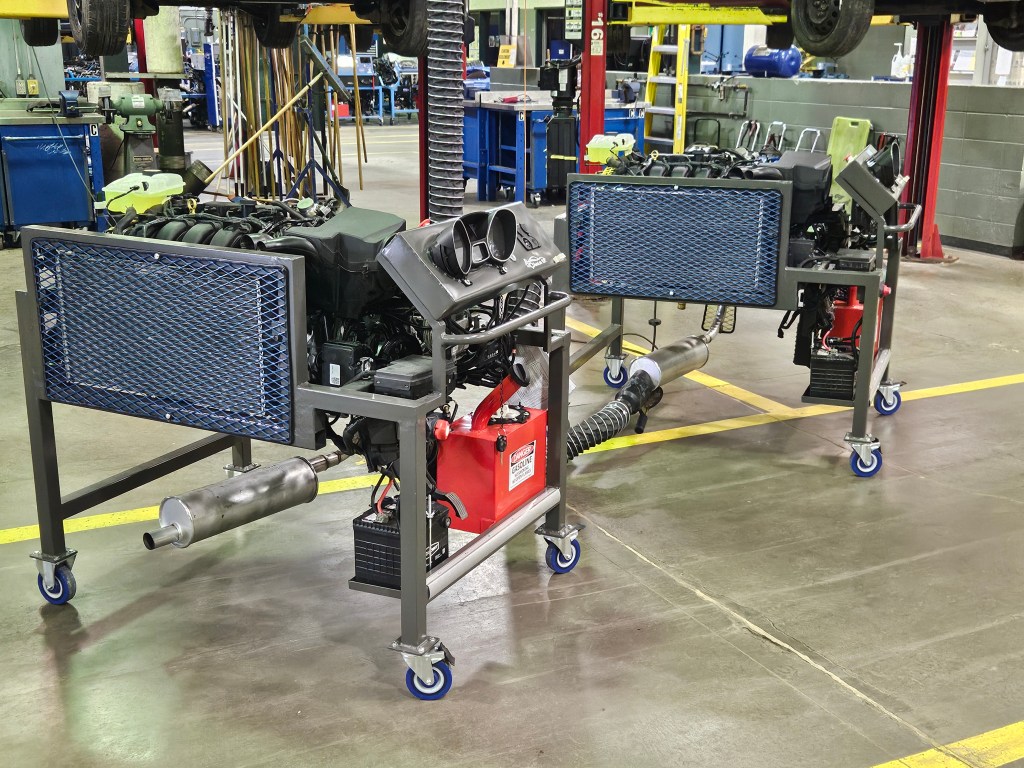 Deux moteurs sur banc de la compagnie Autolab B.P. dans l'atelier d'un centre de formation professionnel.