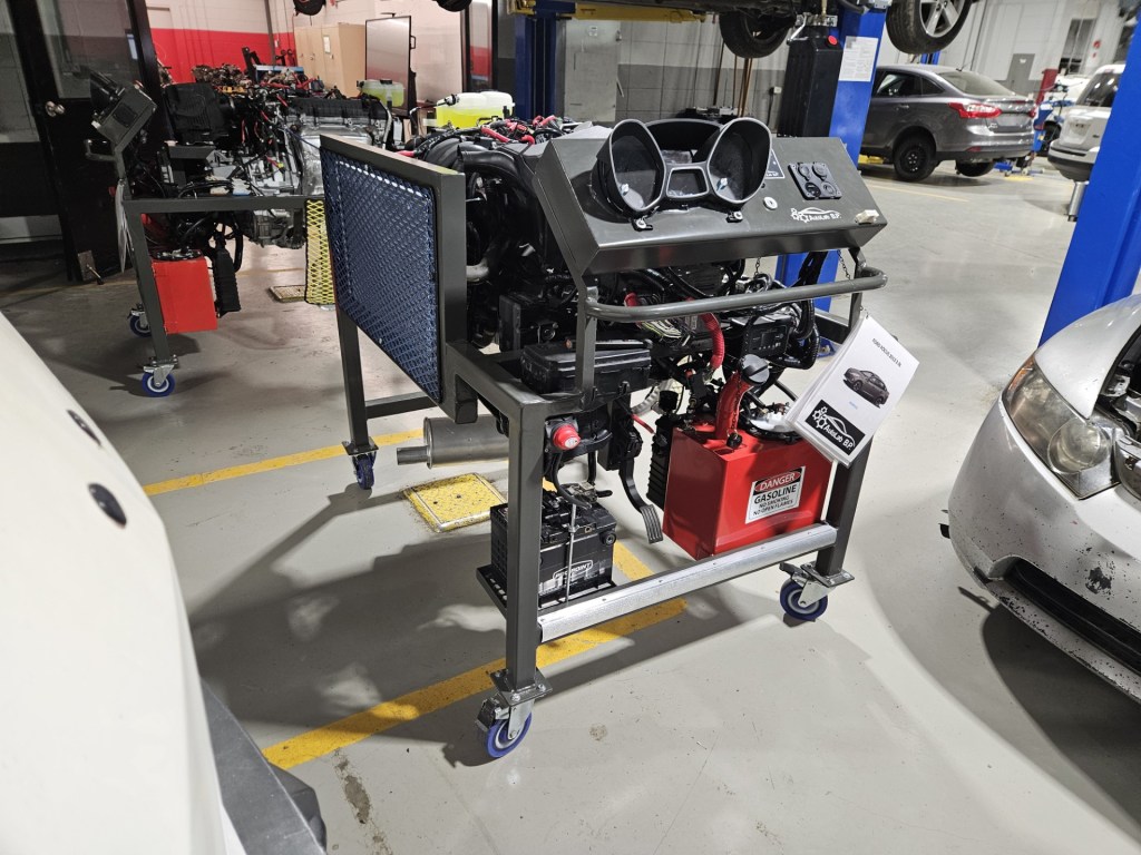 Moteur sur banc de Ford Focus 2012 dans un atelier de mécanique automobile.